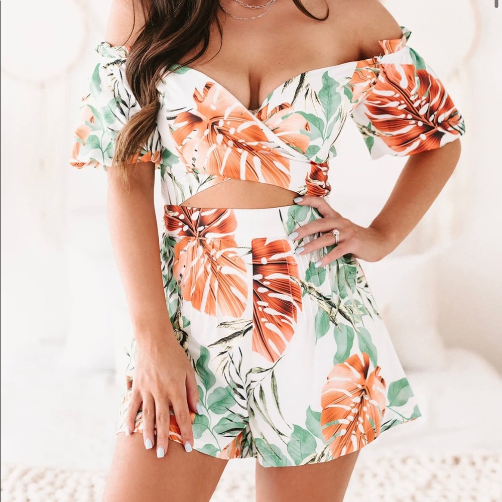 Comfortable romper with tropical design